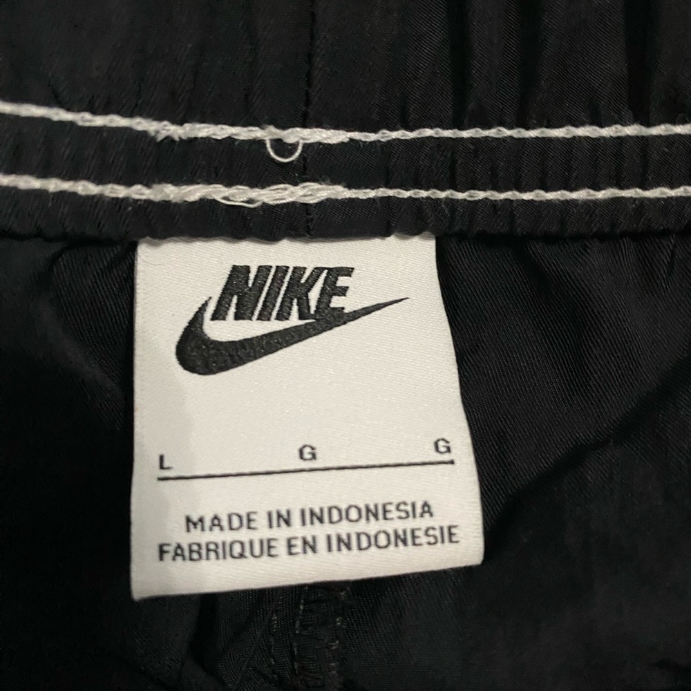 🌸- NWT Women’s Nike Loose Fit High Rise Black Shorts - Picture 3 of 6